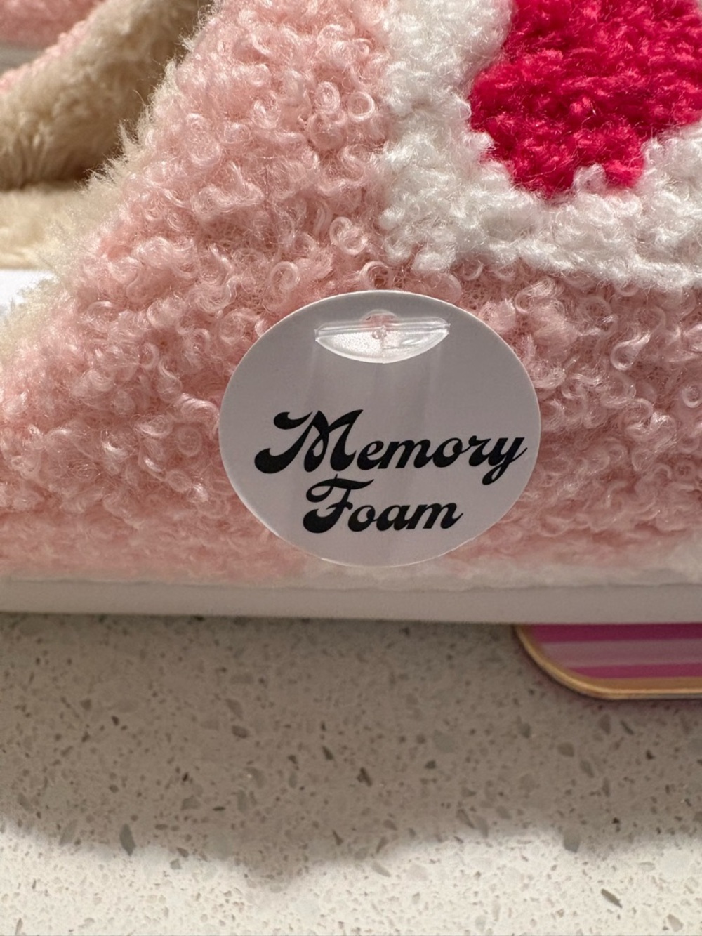 🌺 Mellow & Mod Heart Slippers ❤️ - Picture 4 of 5